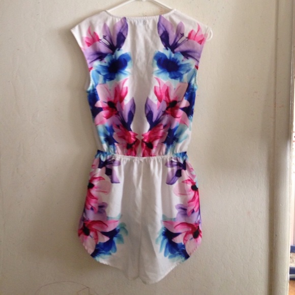 Tobi White Watercolor Vibe Floral Romper size S - Picture 2 of 6